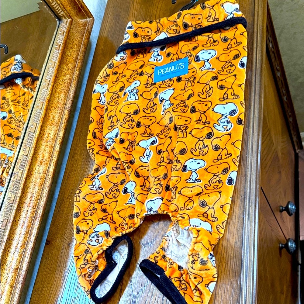 New Peanuts velour orange Snoopy pet outfit. Size S. Snap closure.